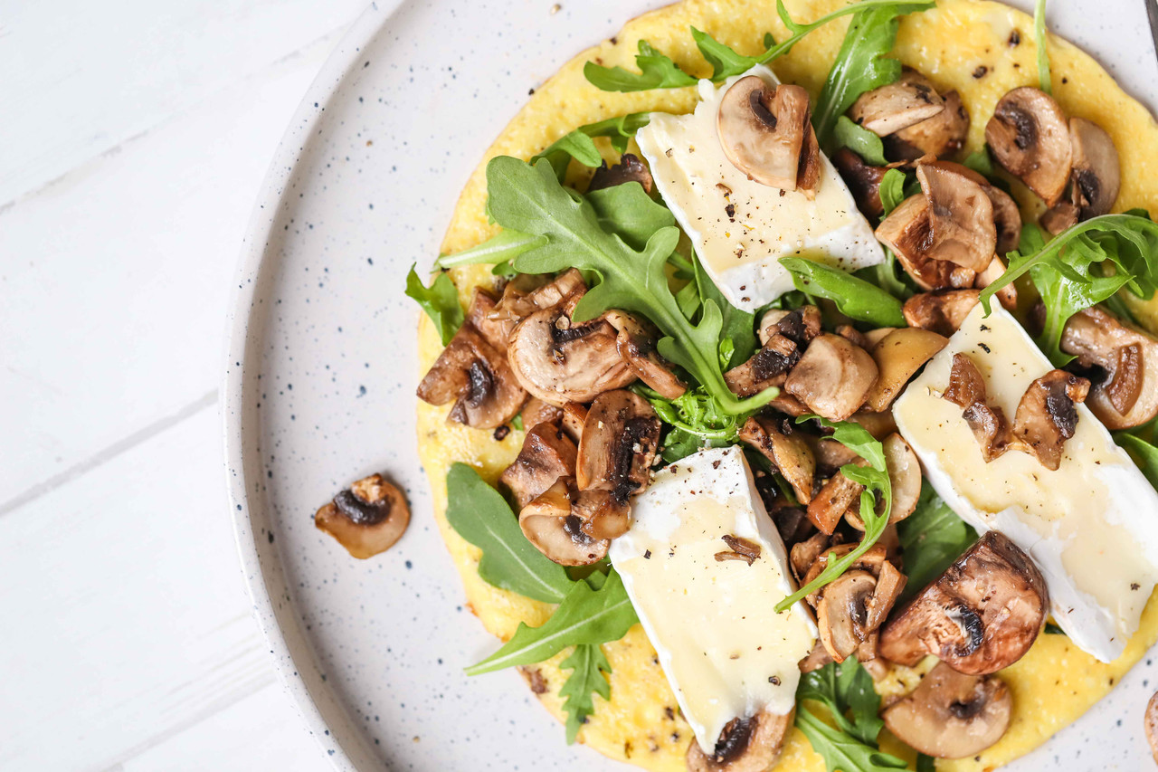 simple high-protein breakfast ideas on a kitchen bench