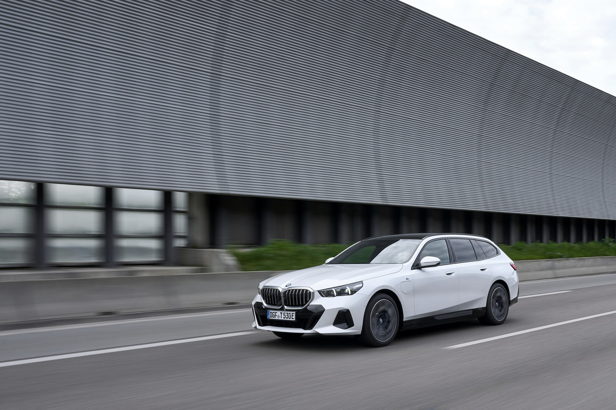 P90551894_highRes_the-new-bmw-530e-tou