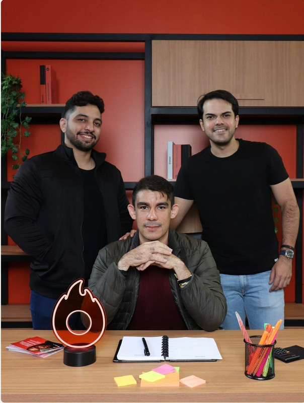 Equipe do Clube da Elétrica no escritório