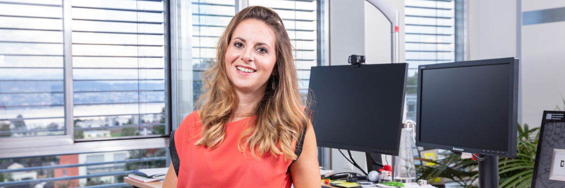 Mitarbeiterin in Büro