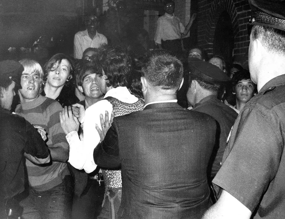 stonewall-inn-uprising