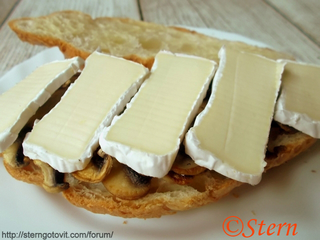 Круассан с шампиньонами и камамбером