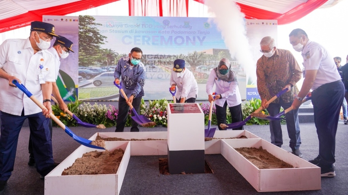 Ceremonial Penuangan Pasir oleh Menteri Perhubungan Budi Karya Sumadi, Direktur Perencanaan Strategis dan Pengembangan Usaha PT Kereta Api Indonesia (persero) Sandry Pasambuna, Plt Direktur Jendral Perkeretaapian Zulmafendi, Kepala BPTJ Umar Aris, Asisten Deputi Bidang Jasa Logistik Desty Arliani, Plt Bupati Bogor Iwan Setiawan, Wakil Direktur Utama Podomoro Noer Indrajadja, Direktur Utama Agung Podomoroland Bacelius Ruru.