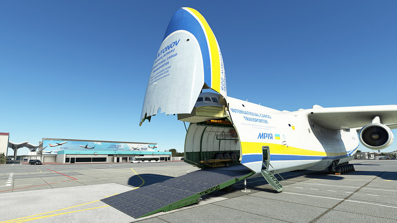 AN-225-at-Odesa-airport-UKOO-7.jpg