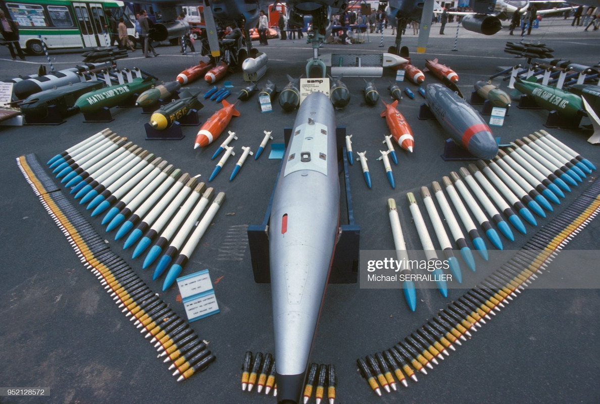 exposition-de-missiles-matra-au-salon-international-de-laronautique-picture-id952128572.jpg