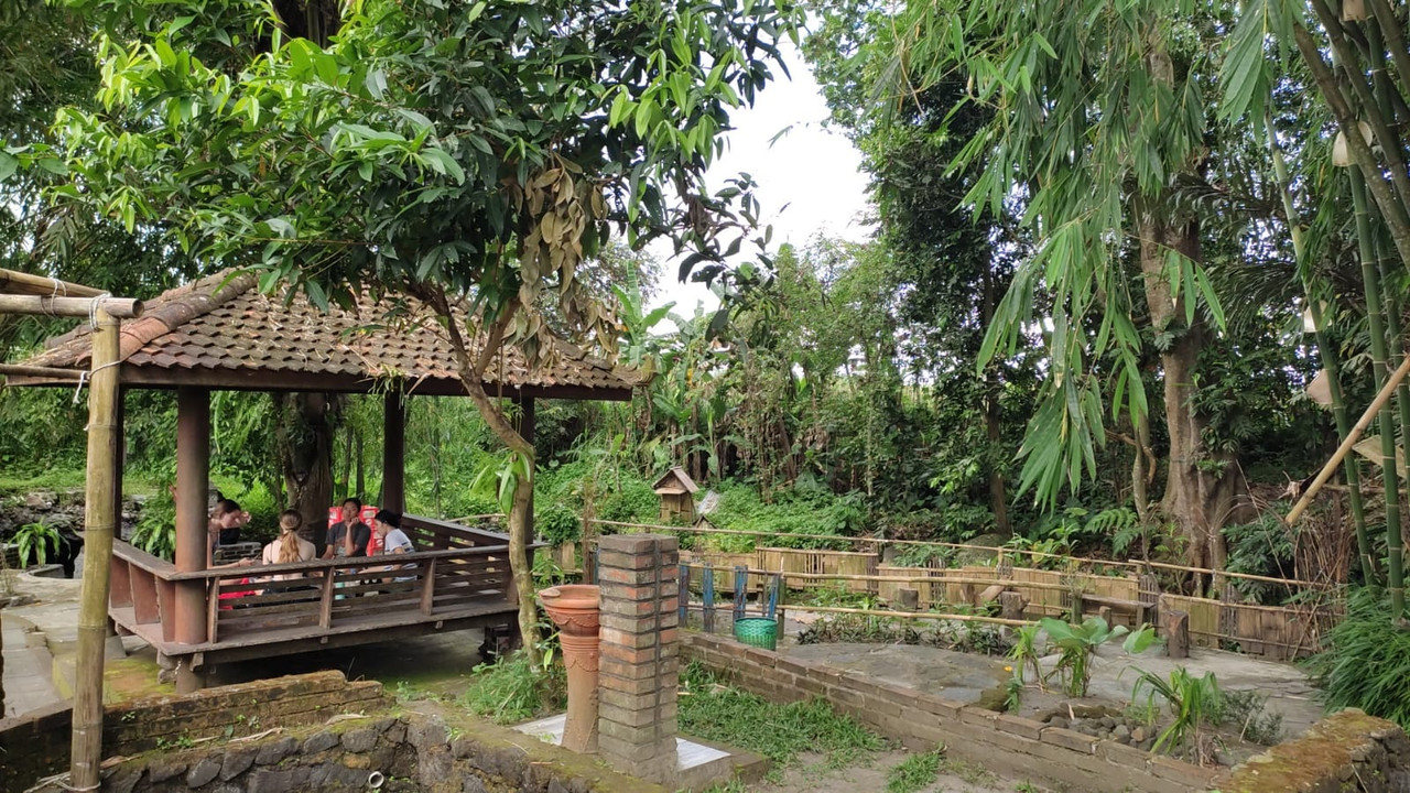 Fasilitas gazebo di area Blue Lagoon, tempat wisata alam di Jogja yang suguhkan pemandangan indah.
