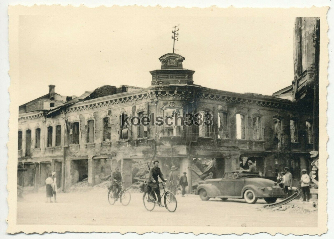 Foto PKW der Wehrmacht vor ausgebrannten Ruinen in Minsk Belarus Weißrussland