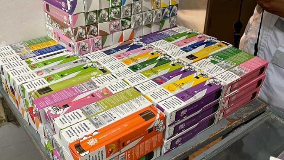 Suspenden 10 comercios por vender vapeadores en la CDMX; Decomisan más de 400 kg