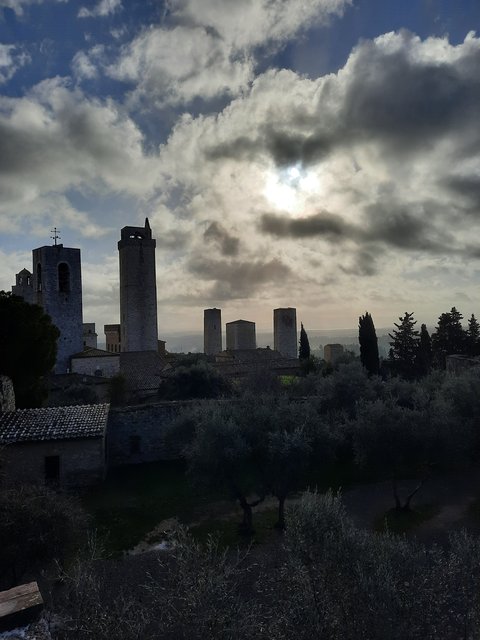 Respirar y saborear la Toscana. 9 días - Blogs de Italia - DIA 1. VALENCIA-PISA. SAN GIMIGNANO: LA MANHATTAN DE LA EDAD MEDIA. (4)