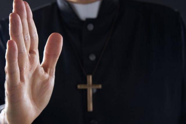 Sacerdote se declaró culpable de abusar de cuatro niños