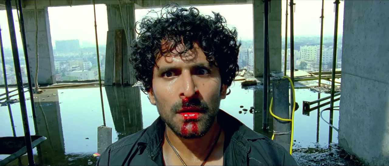 Yevadu 2014 WebRip [Hindi + Telugu] 480p, 720p ESub Screenshot