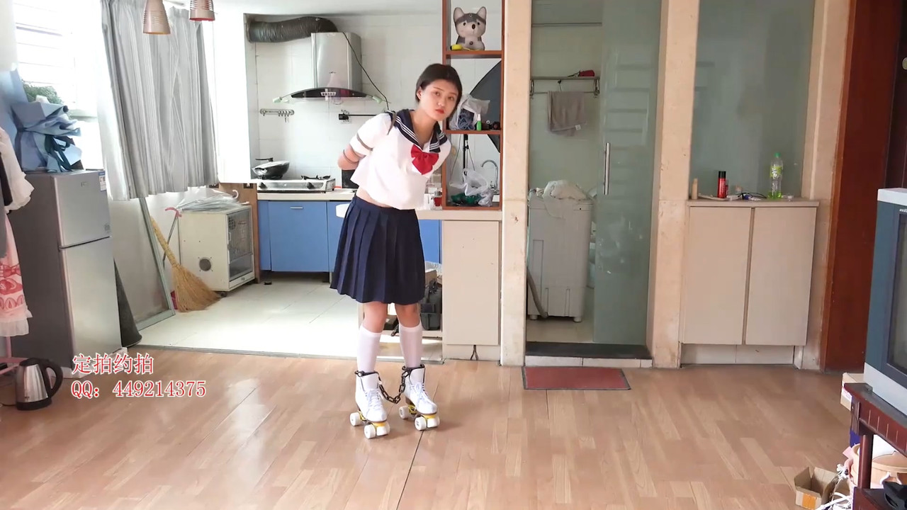 子衿原创 菲菲轮滑鞋镣铐木枷臂铐脚镣口球驷马.mp4_20221010_130317.736