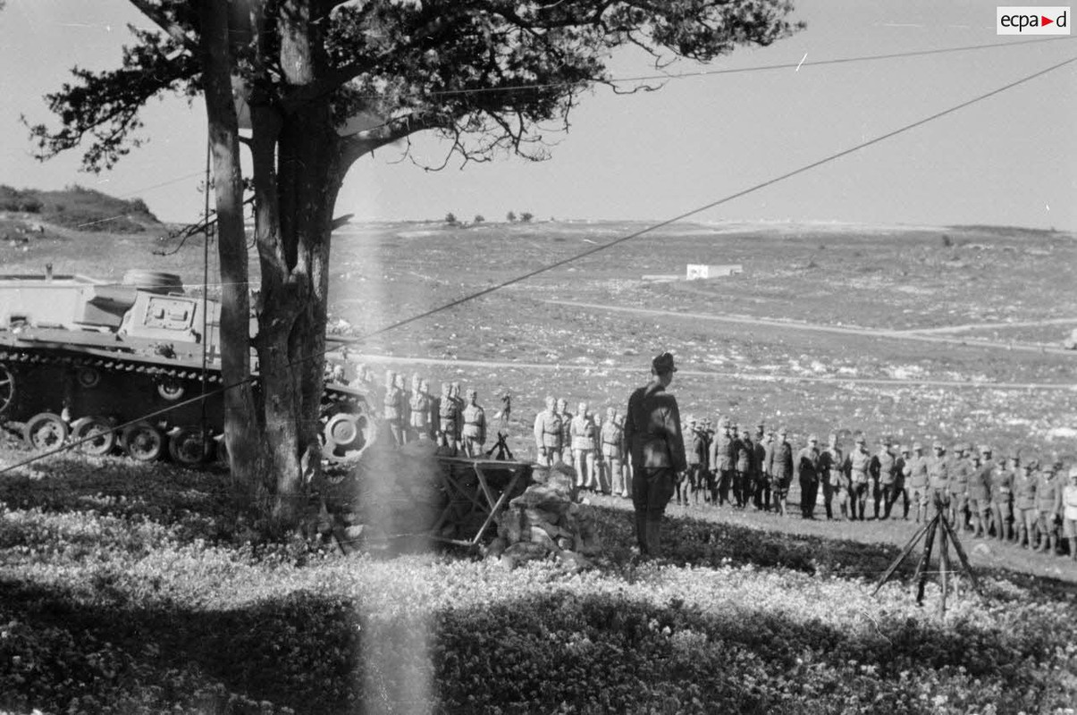 Les chars Panzer III démarrent puis quittent le lieu de la cérémonie militaire (16)