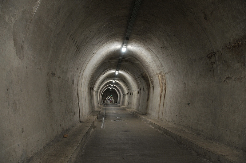 Pod zemlju Tunel-Gri-431-009