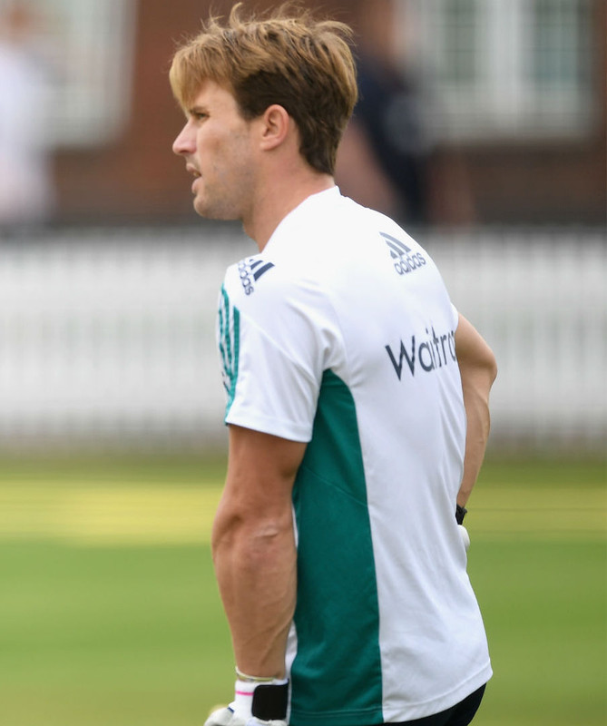 Classify English cricketer Nick Compton