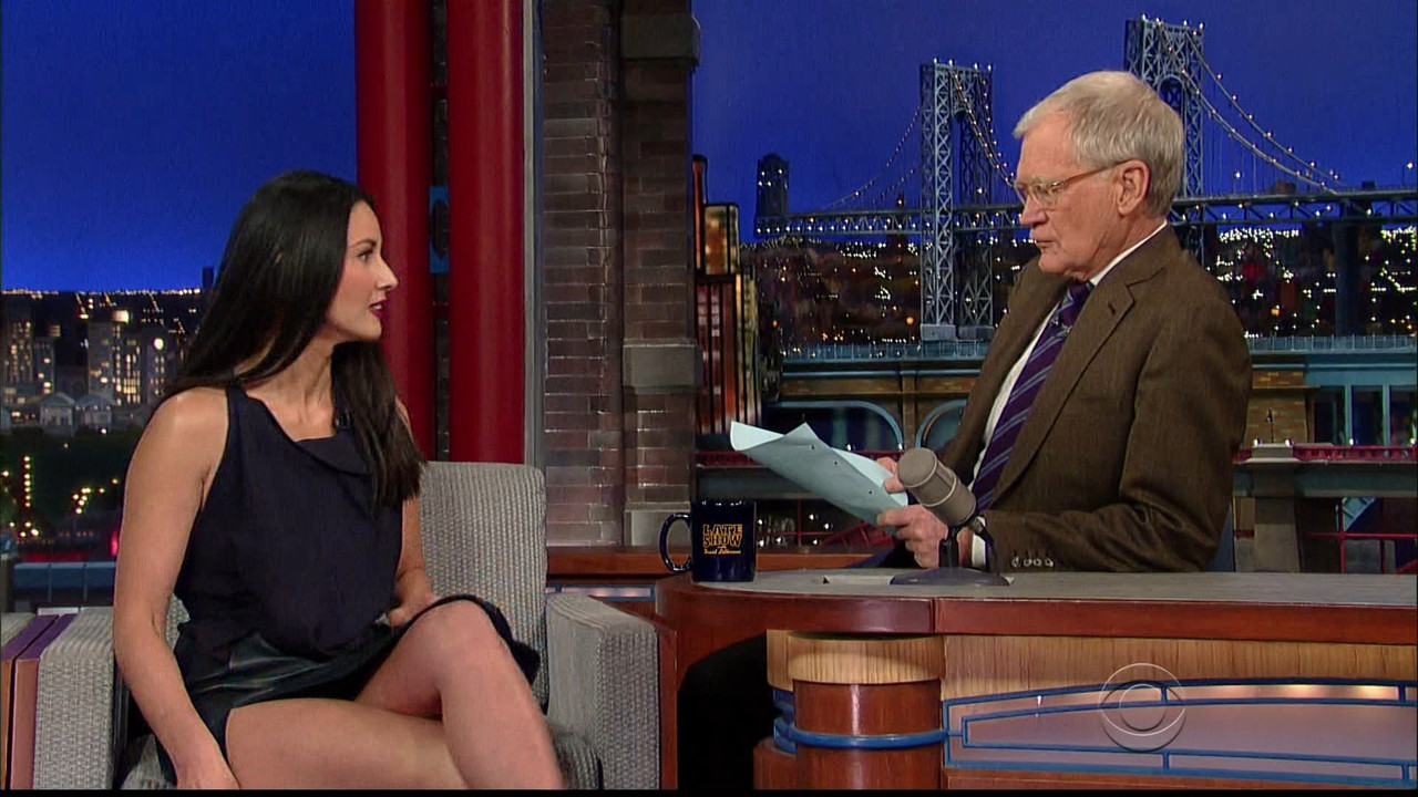 olivia-munn-thigh-show-spectacular-letterman-dec-10-2014-32