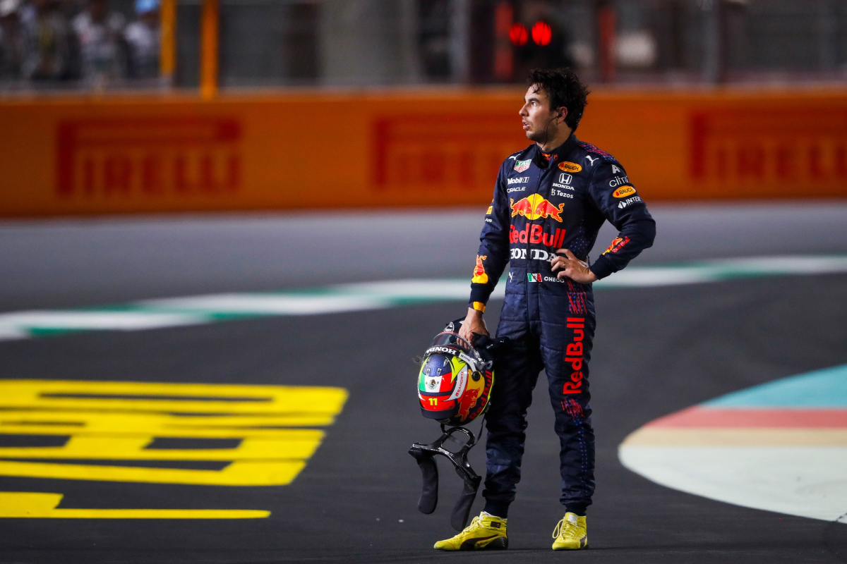Checo Pérez sufrió avería mecánica; quedó varado en la curva 13