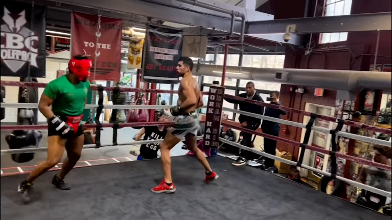 Алекс Перейра издевателства над спаринг партньора си