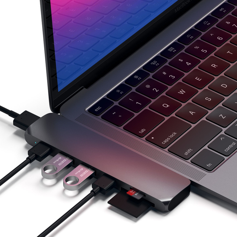 Hub Satechi Pro conectado al costado de un iPad, mostrando su diseño integrado.