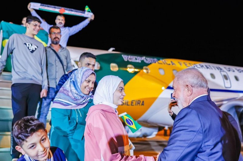 Lula acusa al régimen de Israel de asesinar civiles inocentes en Gaza "sin ningún criterio" Lula-recibe-palestinos