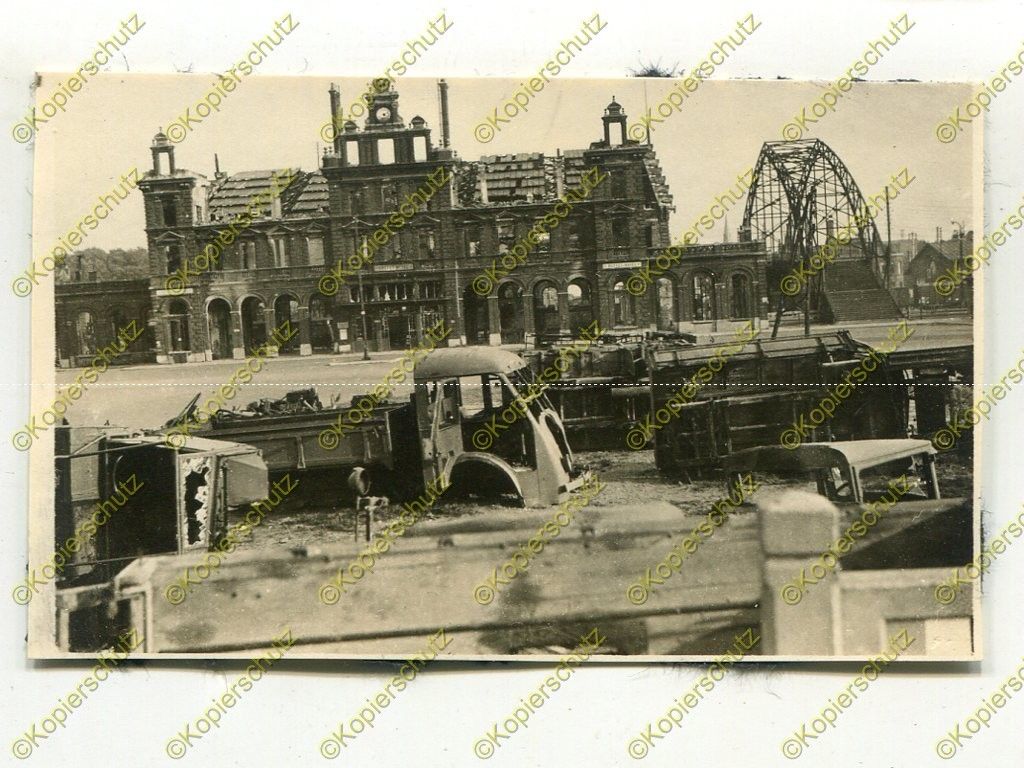 Foto, Wehrmacht, zerstörte frz.LKW vor dem Bahnh