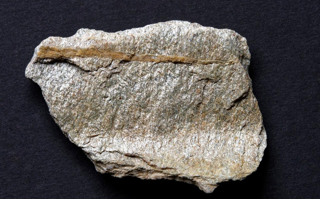 Schiefer 05 Kalk-Phyllit (HCL  ) mit Kalzit-Kluft Glorer Hütte Glockner-Z7