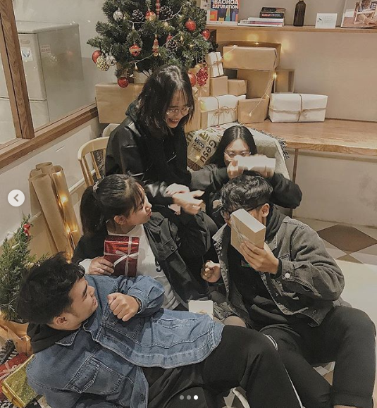 Mê mẩn 8 QUÁN CAFE DECOR GIÁNG SINH siêu lộng lẫy ở Hà Nội cho các tín đồ sống ảo - ảnh 58 me man 8 quan cafe decor giang sinh sieu long lay o ha noi cho cac tin do song ao - anh 58