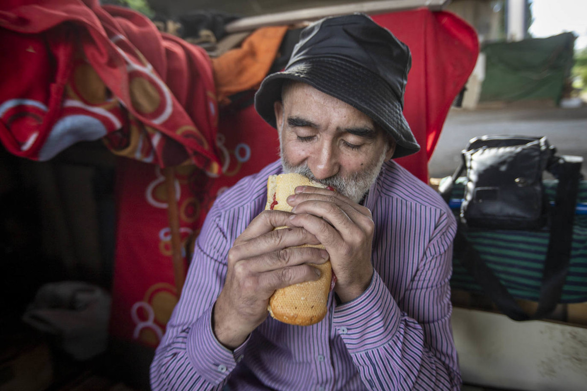 [comiendo un bocadillo]