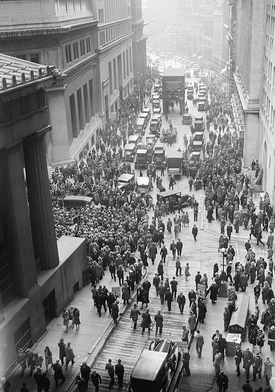 Crowd-outside-nyse.jpg