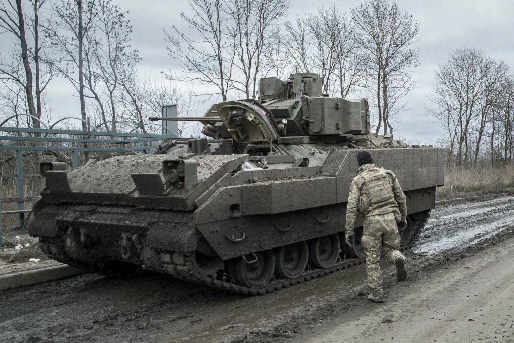 La saga des chars Bradley en Ukraine - Page 2 Plusieurs-VCI-M2-A2-Bradley-ODS-SA-de-la-47e-brigade-m-canis-e-s-par-e-r-gion-d-Avdiivka-2