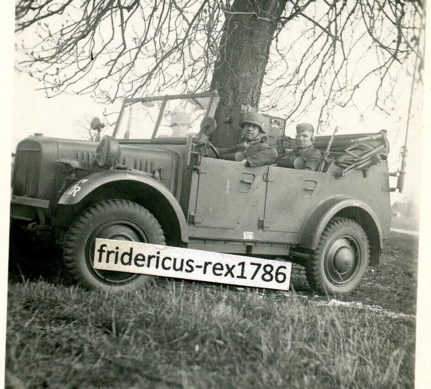 Fotos Nachrichten Abt leichter Einheits-Pkw Kübelwagen mit Div. Wappen Funkg