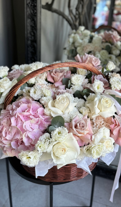 Cos cu hortensie si trandafiri