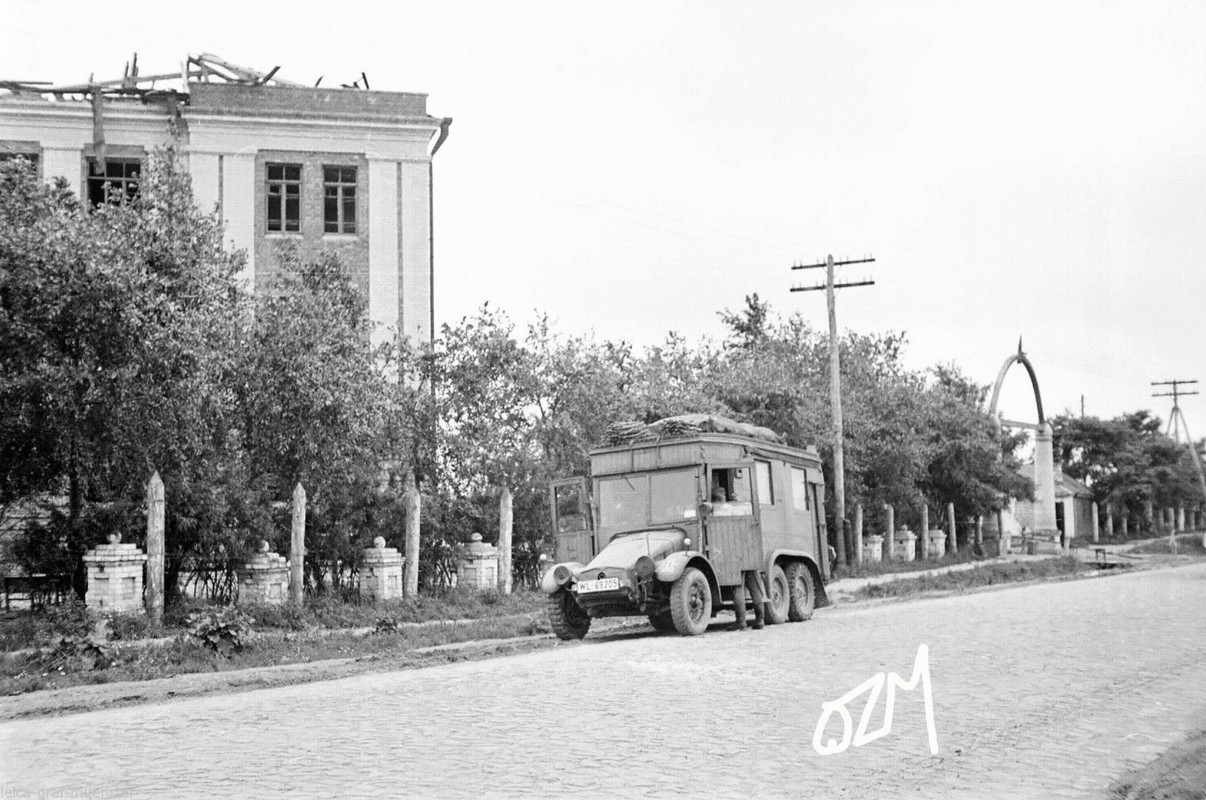WW2, 1941, Shitomir, Fahrzeug vor zerstörtem Geb