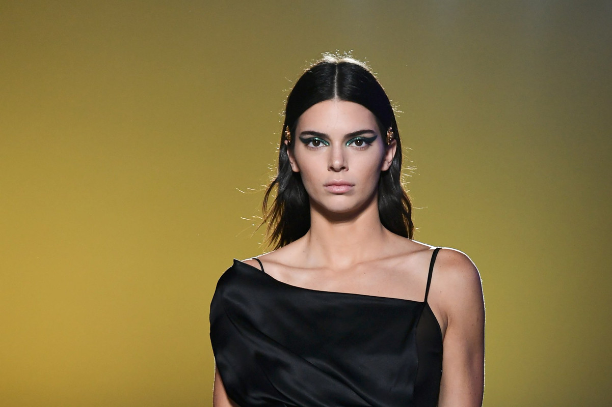 Kendall-_Jenner-_Sexy-on-_Runway-2