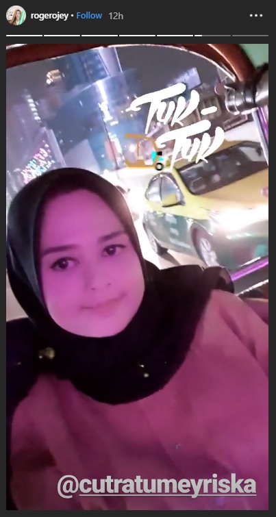 Cut Meyriska dan Roger Danuarta naik Tuktuk