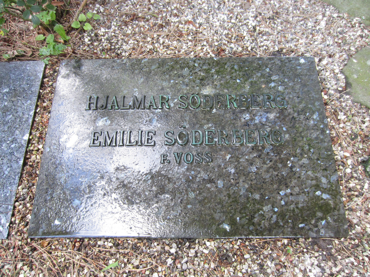 2560px-Hjalmar-Soderbergs-familjegrav-2012-012