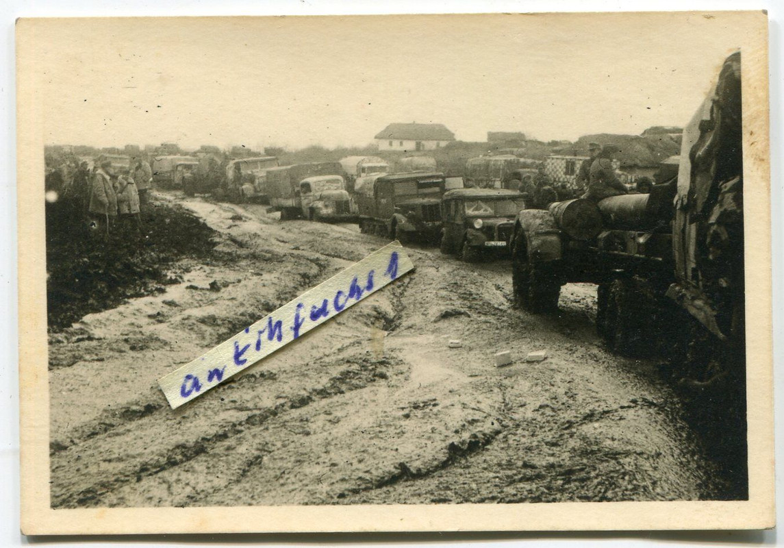 Deutsche Militär-LKW-Kolonne auf dem Rückzug 194