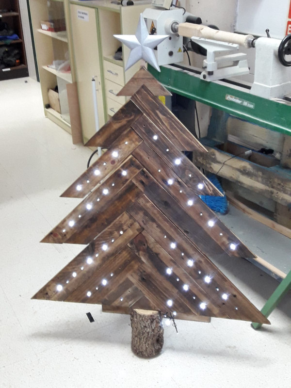 Árbol de navidad con madera reciclada