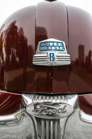logo woody v8 deluxe