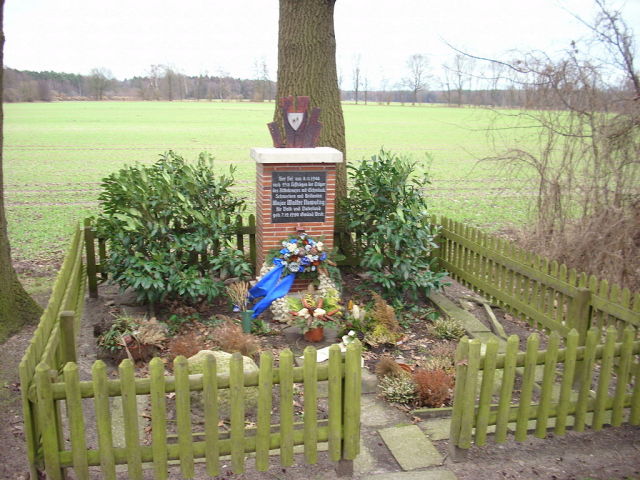Memorial a Nowotny en el lugar de su accidente mortal en Epe Memorial a Nowotny en el lugar de su accidente mortal en Epe