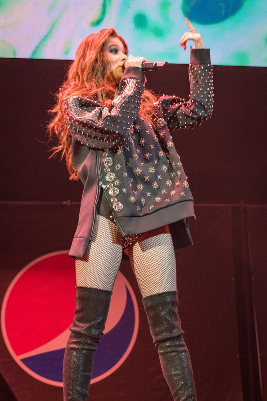 hailee-steinfeld-performs-at-b96-summer-bash-in-
