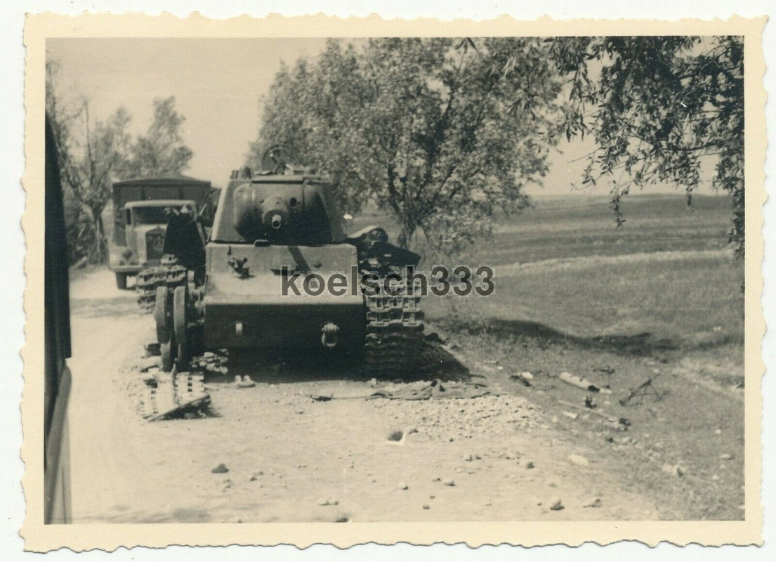Foto Mercedes LKW am KW-I Panzer Wrack auf der Straße Wolkowysk - Byalistok 1941