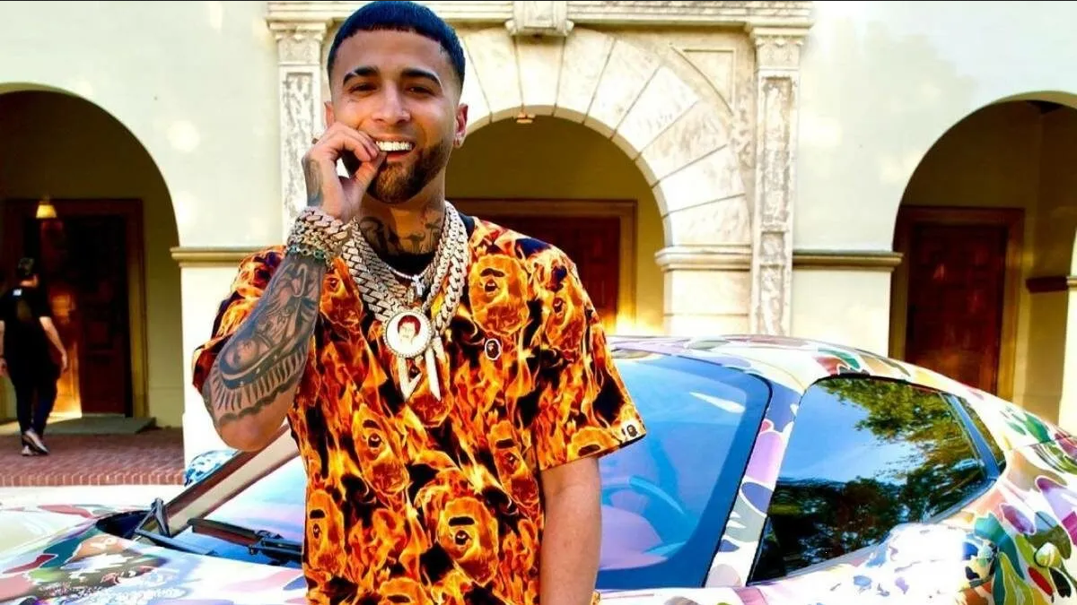 Detienen al reggaetonero Ovi por regalar dinero en la calle