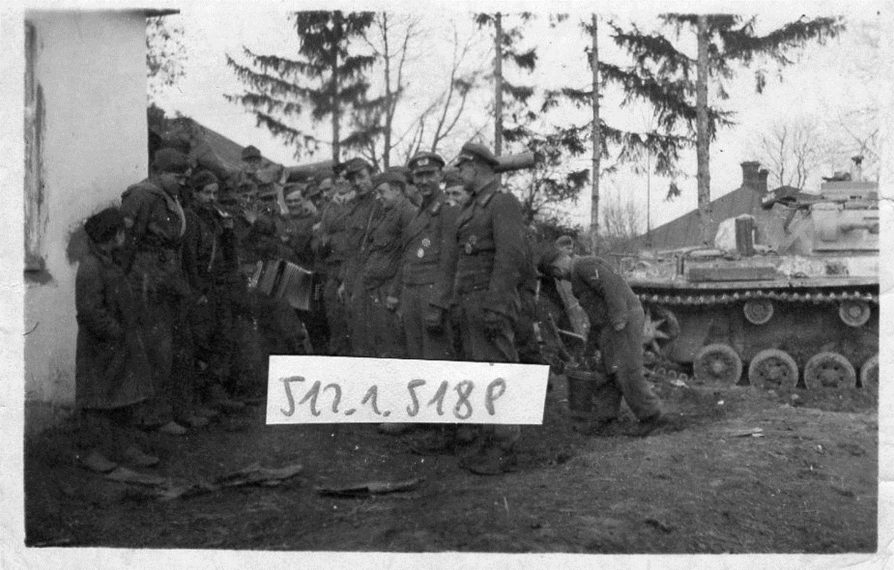 Sturmartilleristen hören Musig  Sturmgeschutz im