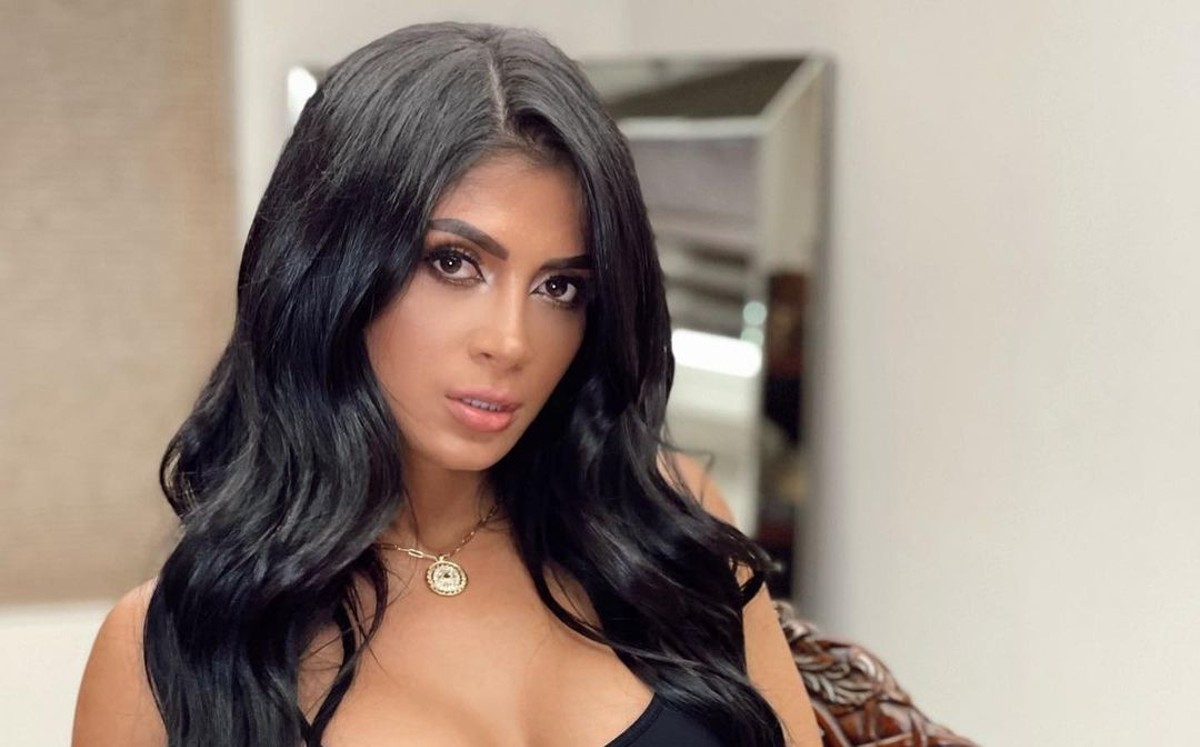Kimberly Flores, esposa de Edwin Luna, enseña los calzones en su cumpleaños