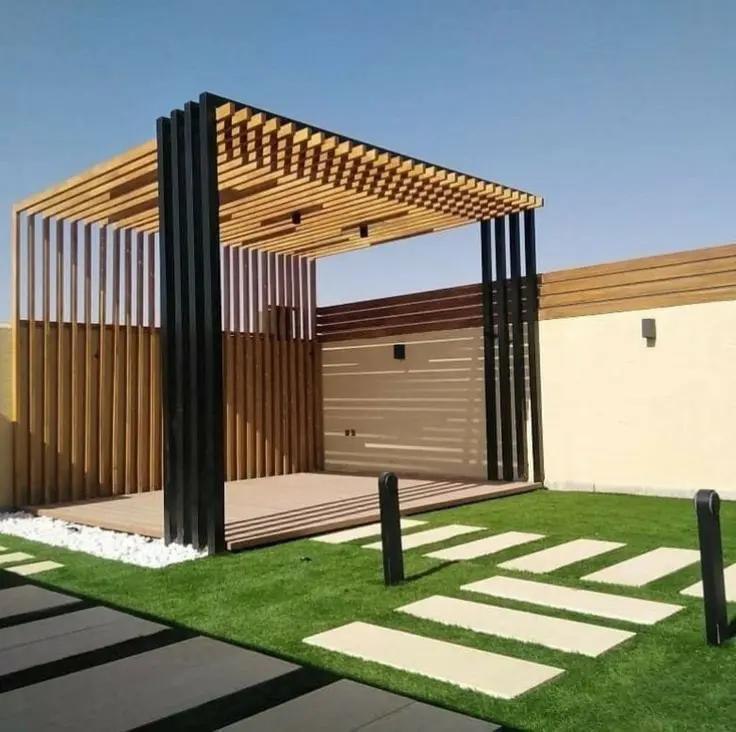 برجولة مع أعمدة خشبية