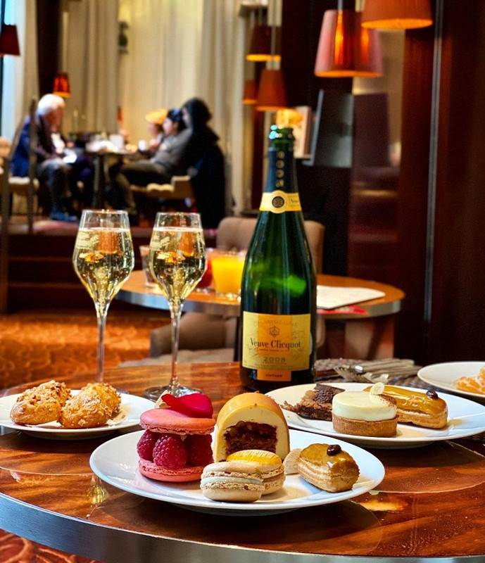 Hidangan mewah di restoran yang ada di dalam Le Royal Monceau.