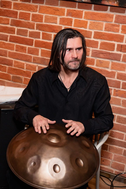 играю на перкуссионных инструментах