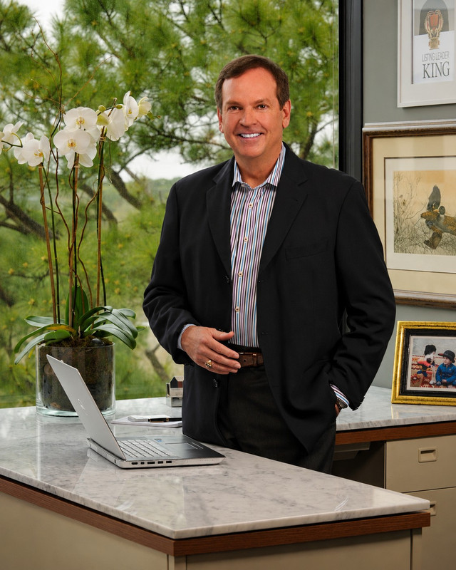 Real Estate Agent Professional Photo 5
