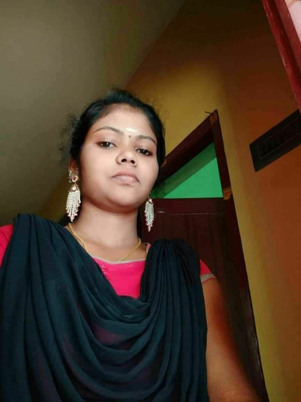 unmarried-Chennai-Tamil-girl-showing-round-boobs-2